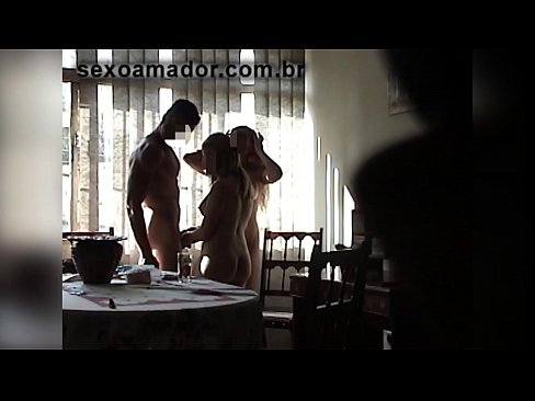 ❤️ Amigos sexuais convidam um homem gigante e um ménage à trois com ele Porno real vídeo em nós ☑