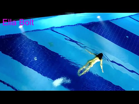 ❤️ Não consigo parar de ver, jovem loira apanhada a nadar nua na piscina da estância balnear ELLA BOLT Porno real vídeo em nós ☑
