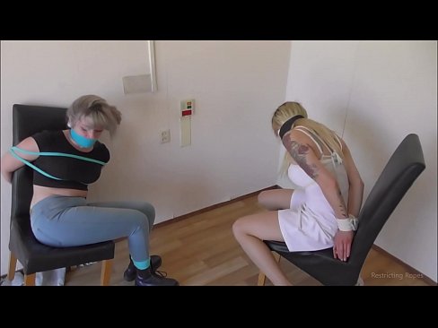 ❤️ Viciado / amarrado e amordaçado / donzela em apuros Porno real vídeo em nós ☑