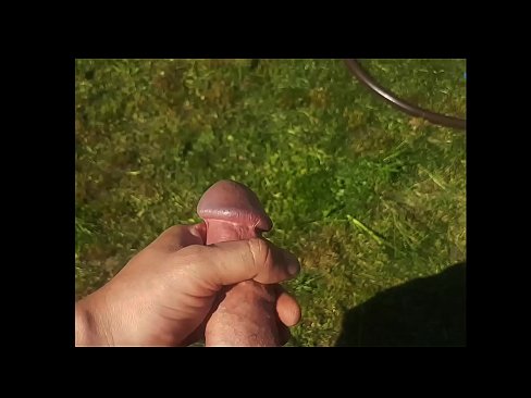 ❤️ A boazona fica com a rata rosa fodida e ejacula com um esguicho num jardim de Verão Porno real vídeo em nós ☑