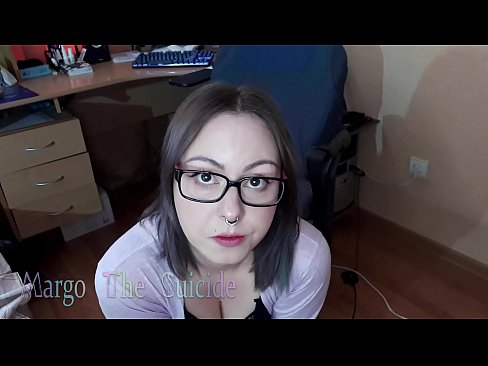 ❤️ Rapariga Sexy com Dildo de Óculos Chupa Profundamente na Câmara Porno real vídeo em nós ☑