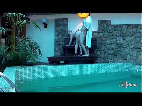 ❤️ Chefe convida criada para a piscina, mas não conseguiu resistir a um Porno real vídeo em nós ☑