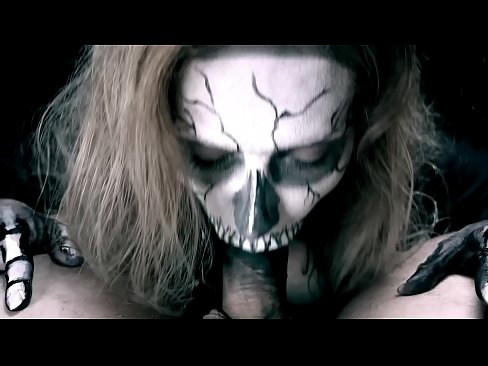 ❤️ Rapariga demoníaca a chupar pilas com a sua boca negra e a engolir esperma. Porno real vídeo em nós ☑