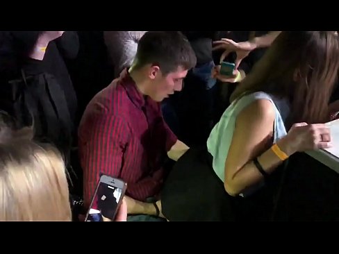 ❤️ Sexo real numa discoteca russa. Rapariga russa de 18 anos no ânus e vagina fodida numa discoteca Porno real vídeo em nós ☑
