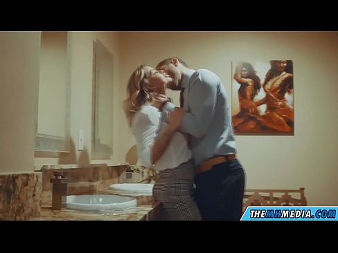 ❤️ Quando uma loira peituda o seduz numa casa de banho pública Porno real vídeo em nós ☑